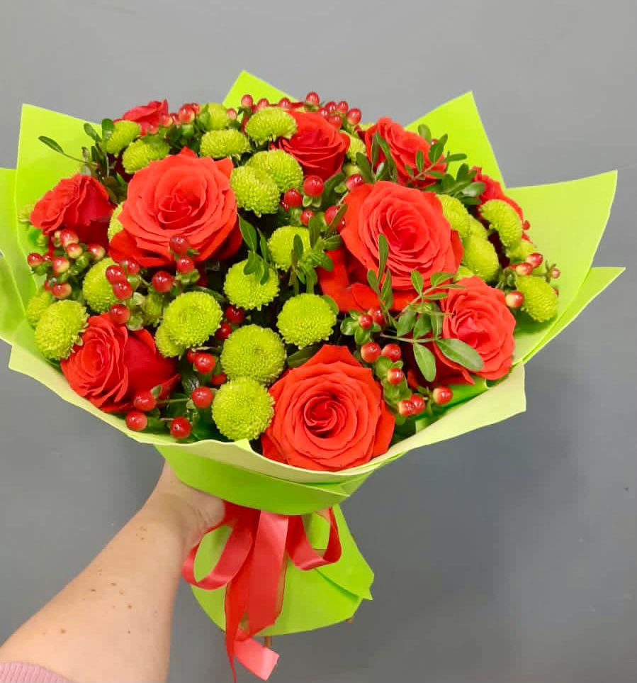 Букет цветов из: Хризантемы и Розы в Лазаревское