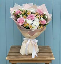 Букет цветов из:  Гвоздики, Орхидеи и Розы в Лазаревское