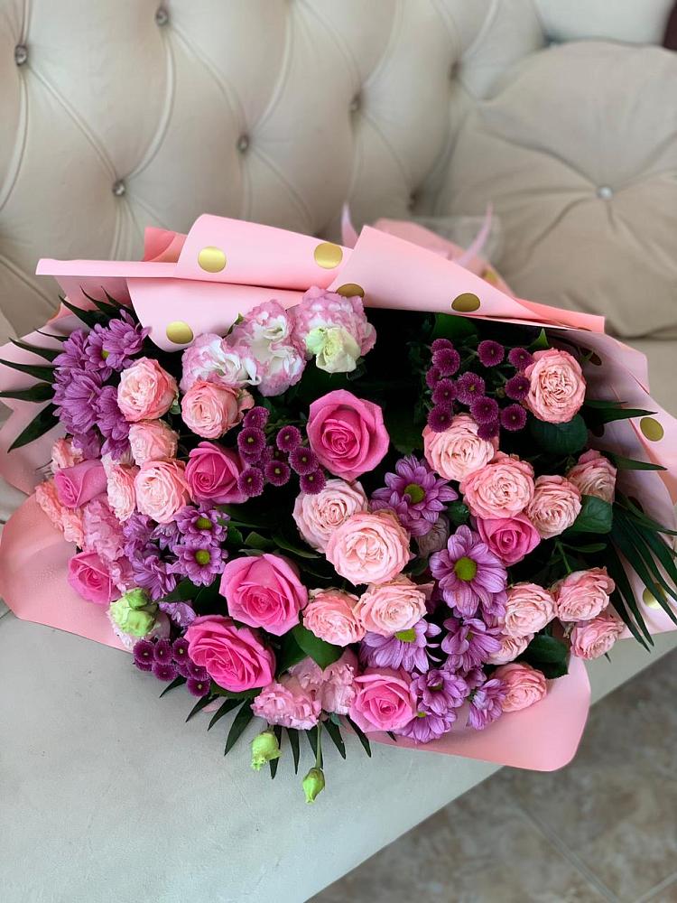 Букет цветов из: Хризантемы, Розы и Лизиантусы в Лазаревское