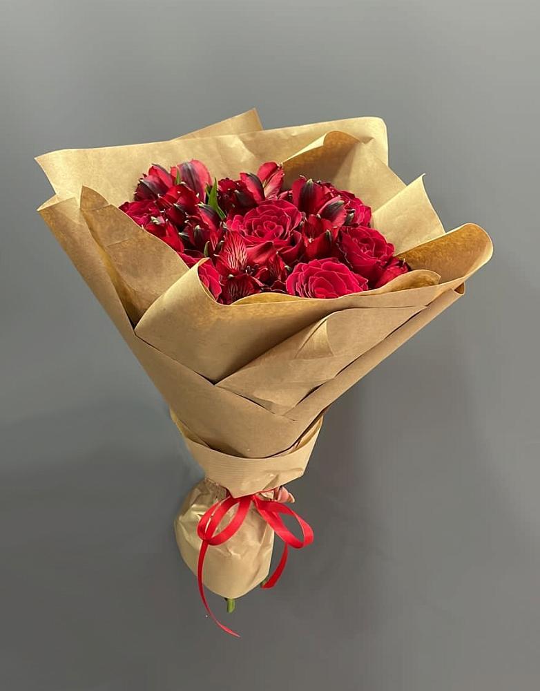 Букет цветов из: Альстромерии и Розы в Лазаревское