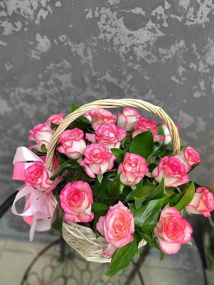 Цветочная композиция из Розы в корзине в Лазаревское