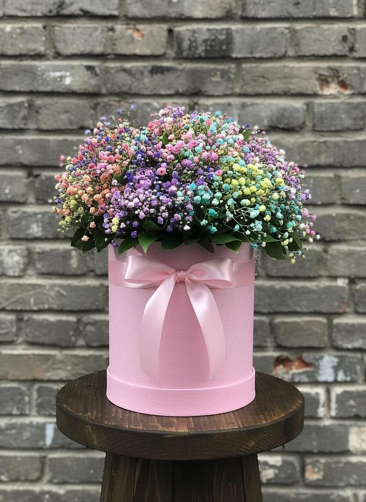 Цветочная композиция из Гипсофила и Розы в шляпной коробке в Лазаревское