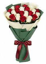 Букет Микс из красных и белых роз в Лазаревское