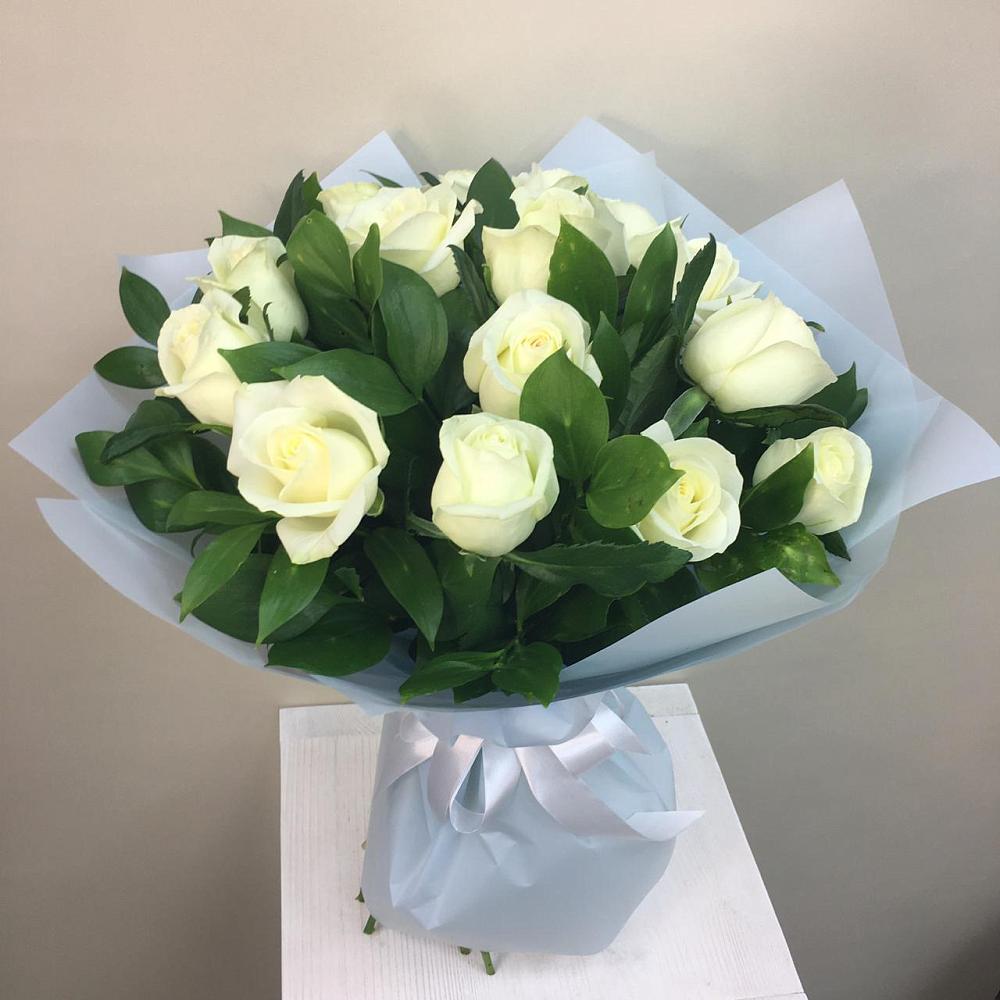 Букет 15 Белых роз Проуд в Лазаревское