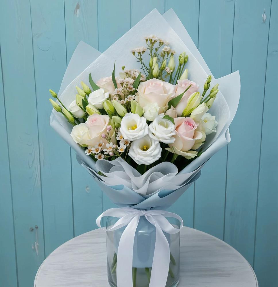 Букет цветов из: Розы и Лизиантусы в Лазаревское