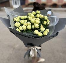 Букет Белые кустовые розы Солинеро в Лазаревское