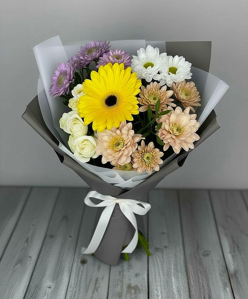 Букет цветов из: Розы, Герберы и Хризантемы в Лазаревское
