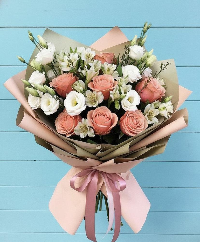 Букет цветов из: Розы, Альстромерии и Лизиантусы в Лазаревское