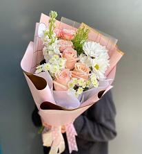 Букет цветов из:  Хризантемы и Розы в Лазаревское