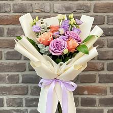 Букет цветов из:  Лизиантусы и Розы в Лазаревское