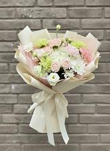 Букет цветов из:  Гвоздики, Розы, Лизиантусы и Хризантемы #REPLACE_PRED# Лазаревское