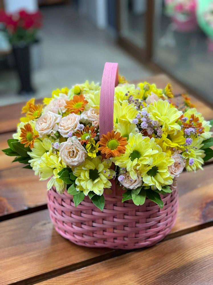 Цветочная композиция из Хризантемы и Розы в корзине в Лазаревское