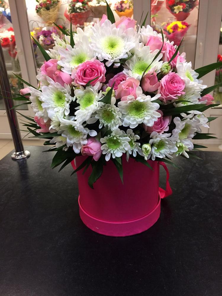 Цветочная композиция из Розы и Хризантемы в шляпной коробке в Лазаревское