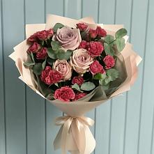 Букет цветов из:  Гвоздики и Розы в Лазаревское