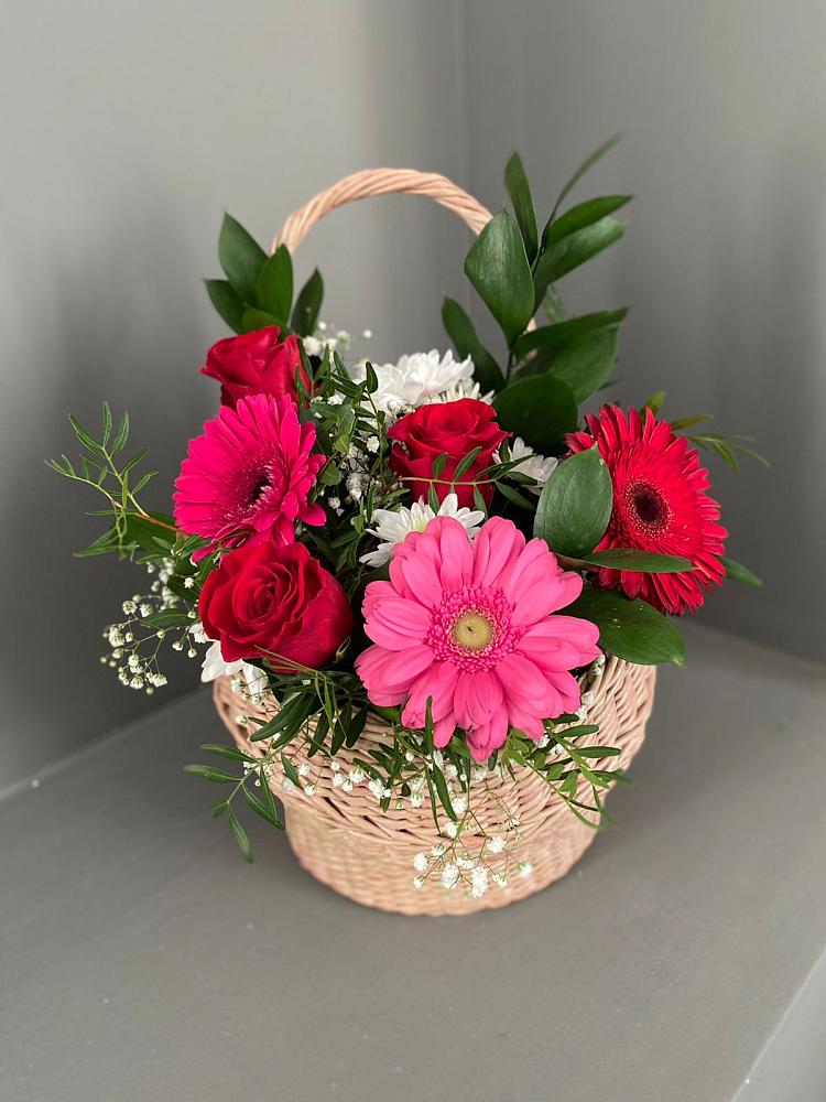 Цветочная композиция из Розы, Хризантемы и Герберы в корзине в Лазаревское