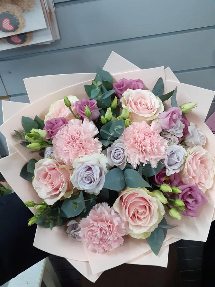 Букет цветов из: Розы, Гвоздики и Лизиантусы в Лазаревское