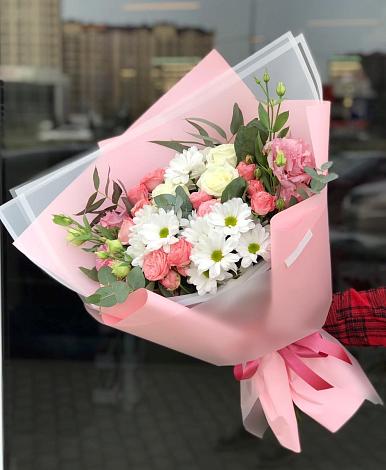 Букет цветов из: Розы, Лизиантусы и Хризантемы в Лазаревское