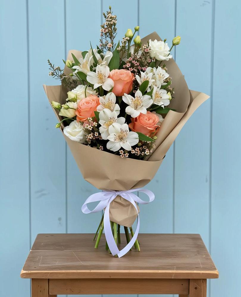 Букет цветов из: Альстромерии, Лизиантусы, Розы и Хризантемы в Лазаревское