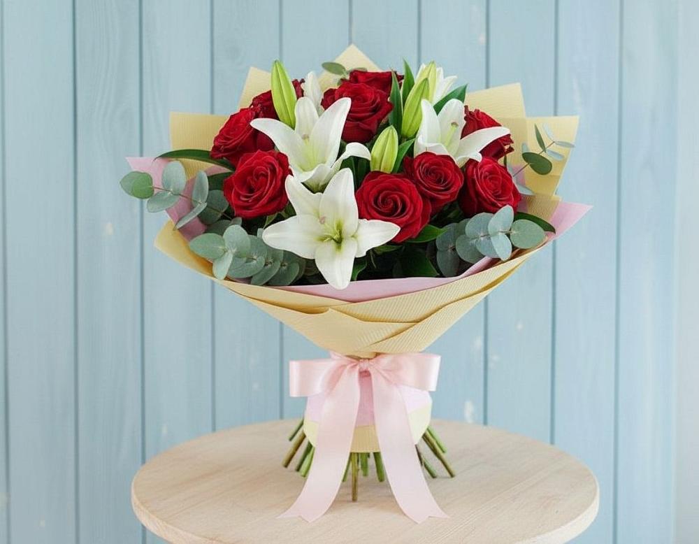 Букет цветов из: Лилии и Розы в Лазаревское